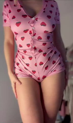 I’m a cute English girl with DD’s and I want your cum please 😊