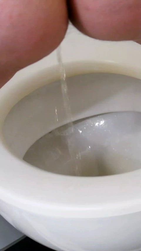 amateur big ass pee peeing piss pissing watersports amateur-girls thick-booty gif