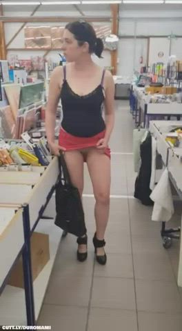 flashing pussy🥵